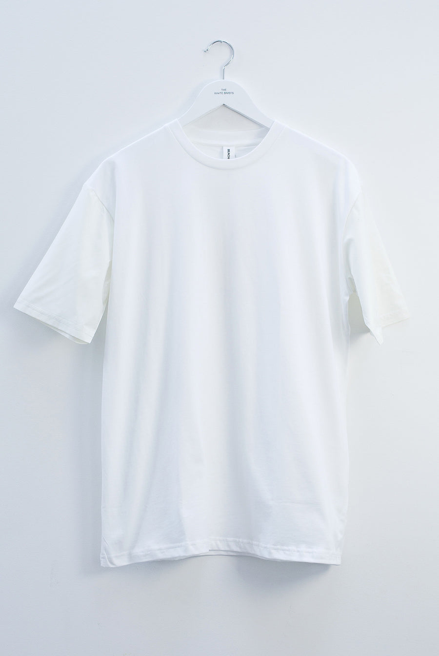 The White Briefs t-shirt in 100% organic cotton with recycled polyester sleeves