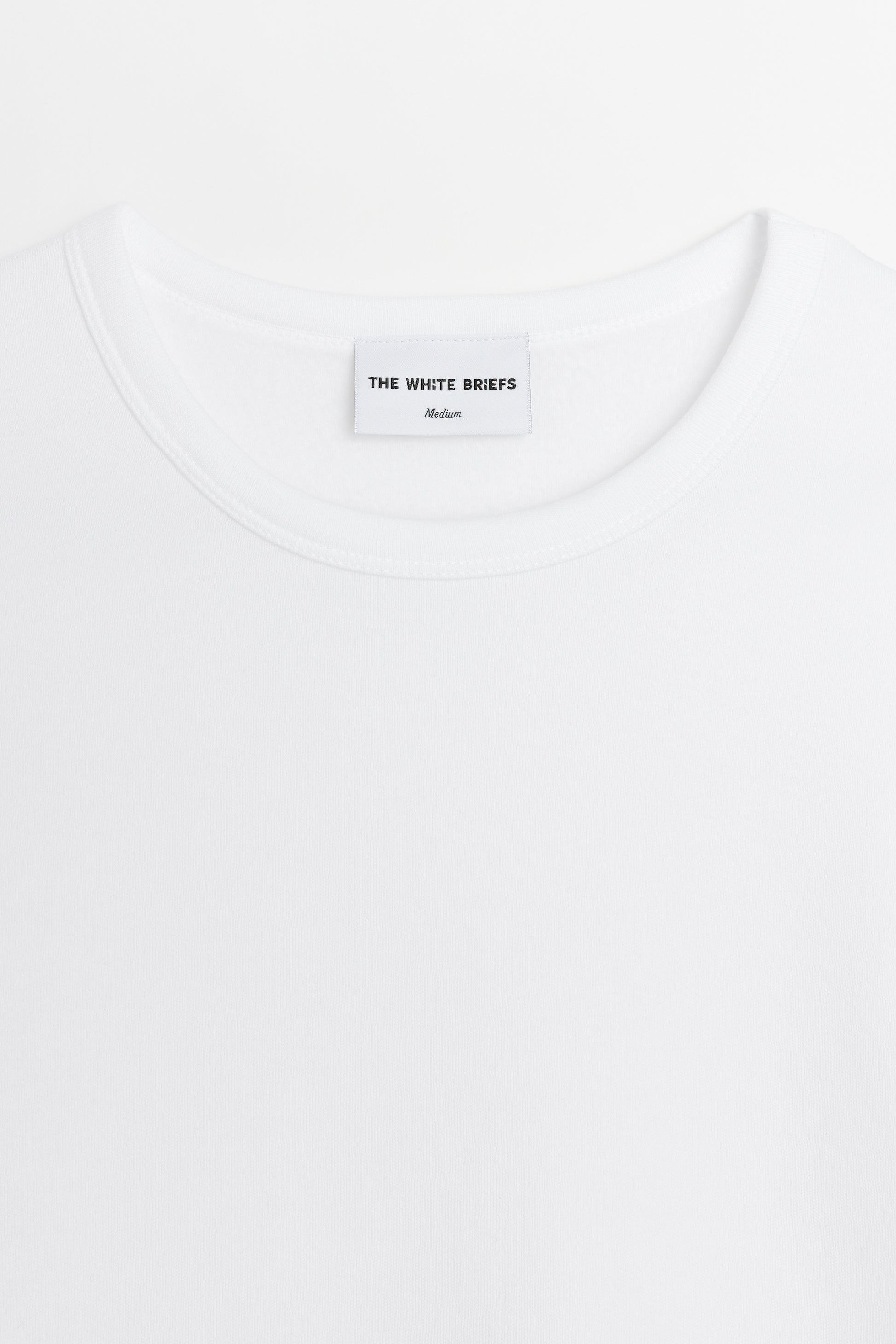 The fit is neat snugged and perfect underneath your shirt or blouson. The crew neck is with a 12 mm neck binding.