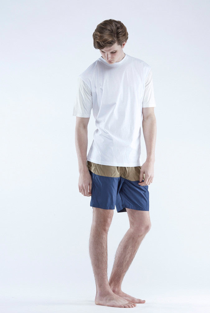 The White Briefs t-shirt in 100% organic cotton with recycled polyester sleeves